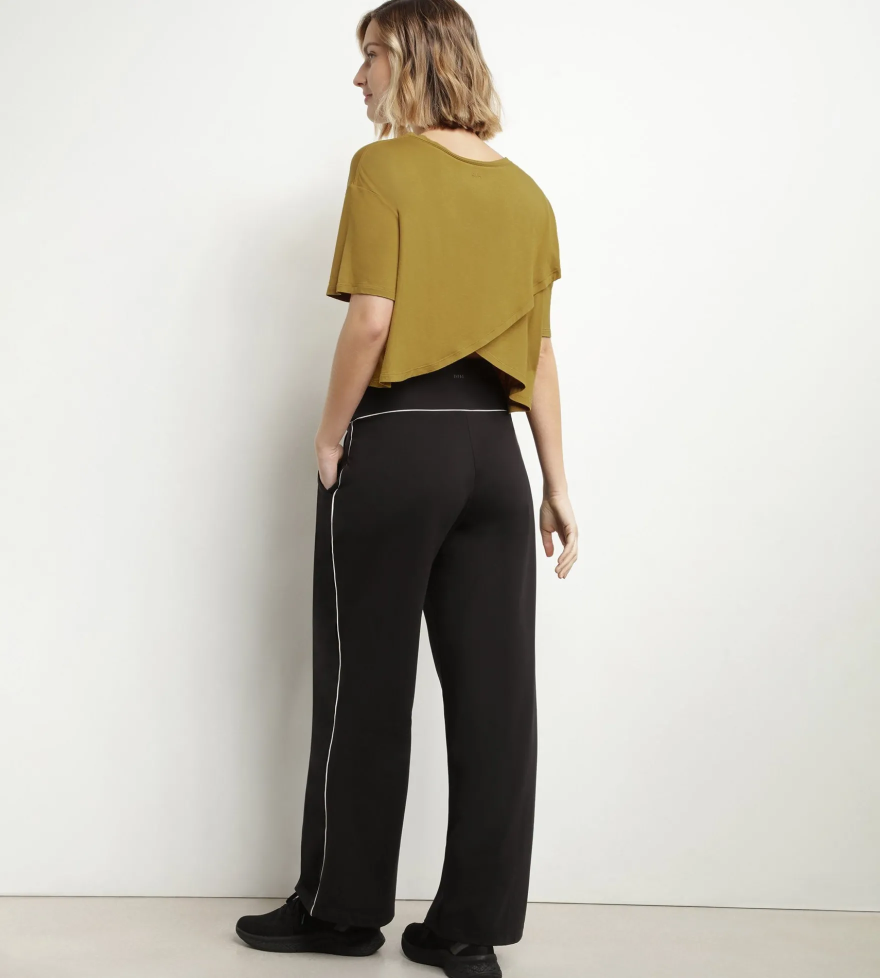 T-shirt de sport femme en viscose vert olive avec dos ouvert Dim Move
