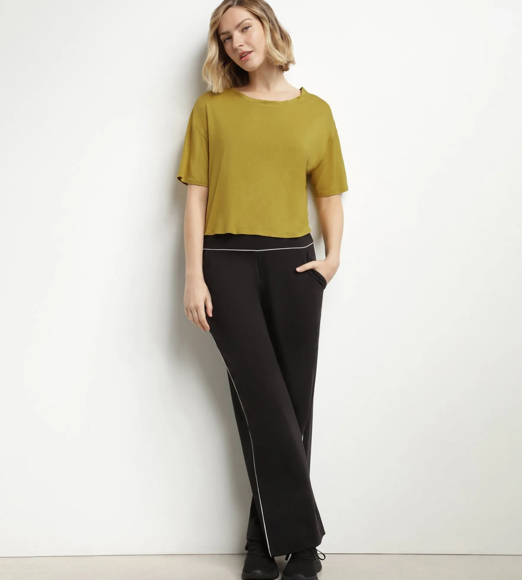 T-shirt de sport femme en viscose vert olive avec dos ouvert Dim Move